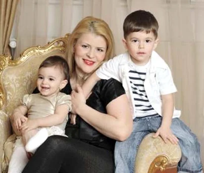 Sanda Ladosi, alaturi de cei doi copii, in perioada cand erau mici
