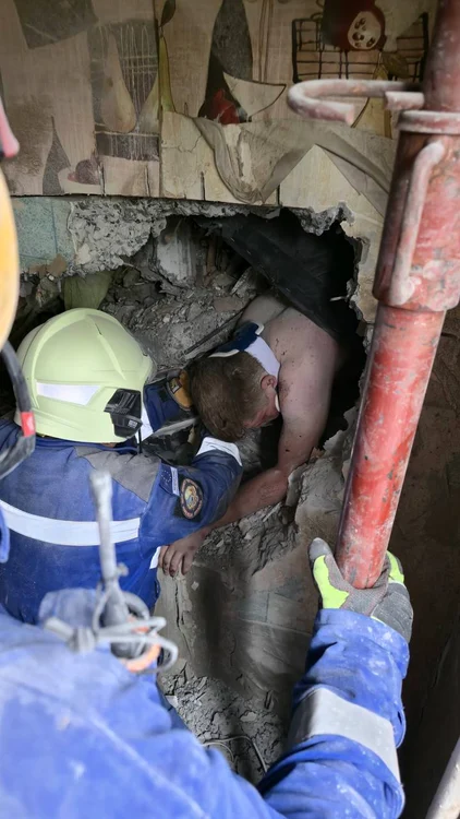 Un bărbat blocat într-un bloc prăbușit din Kiev, salvat la limită. O femeie a supraviețuit miraculos după ce a fost aruncată de la etajul 9