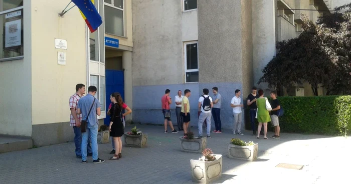 Liceeni în faţa Colegiului Naţional ”George Coşbuc” din Cluj FOTO. Florina Pop