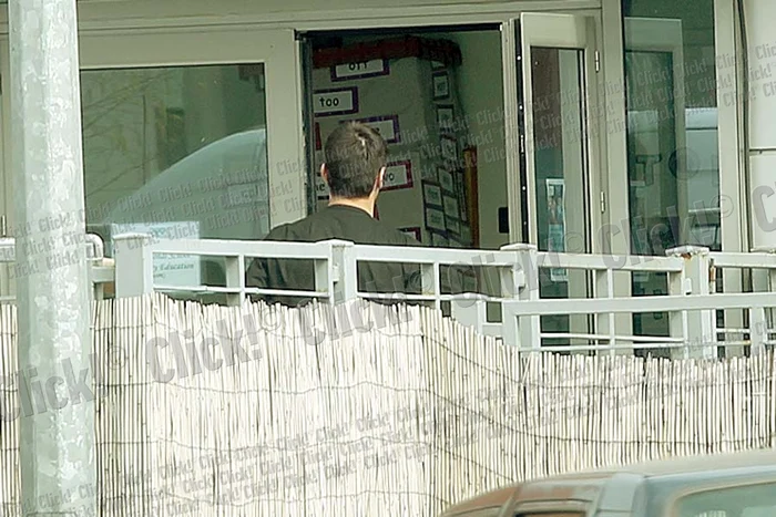 În lipsa Adelinei,  Cristi Chivu şi-a luat  fetele de la grădiniţă  şi le-a dus acasă (Foto: Mihai Ionescu)