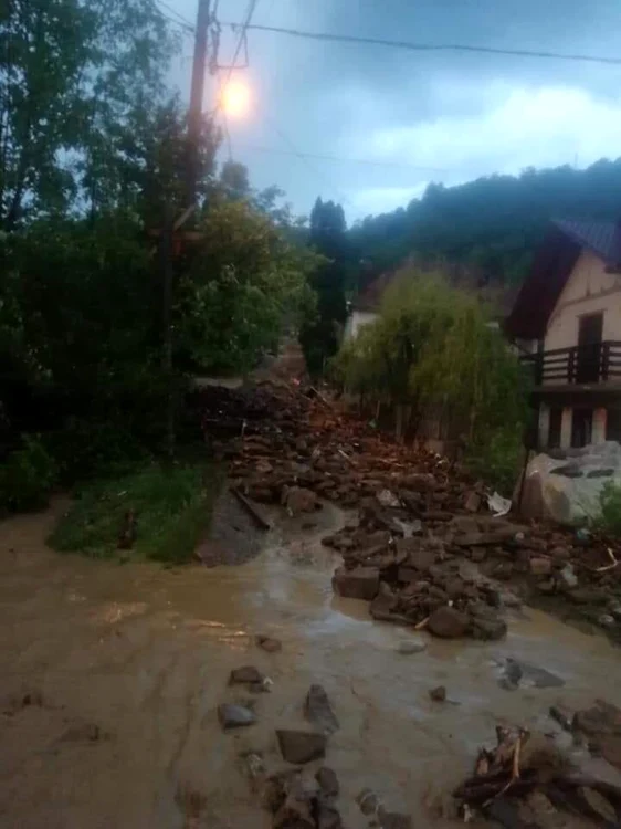 Viitura a lăsat în urma sa bolonavii aduşi de pe văi. FOTO: Facebook