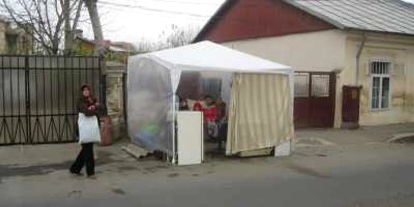 Familia Ciuraru a locuit două săptămâni în strada după ce a fost evacuată de proprietari 