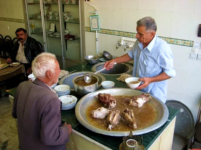 Kale Pache este o supă populară în restaurantele din Iran FOTO: Iran Times