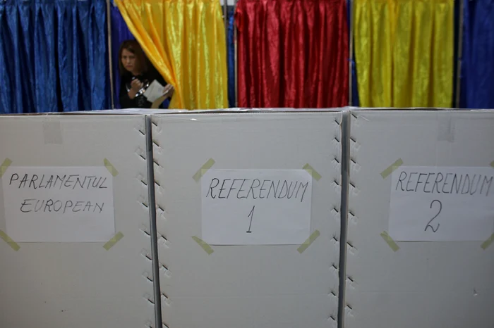 În secțiile de votare există trei urne, una pentru alegerile europarlamentare, două pentru referendum