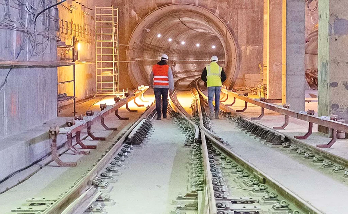 
    Premierul Ludovic Orban și ministrul Transporturilor au luat-o pe jos între stațiile Râul Doamnei și Brâncuși  