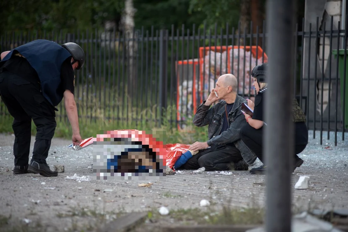 Tatăl și-a ținut copilul de mână ore în șir