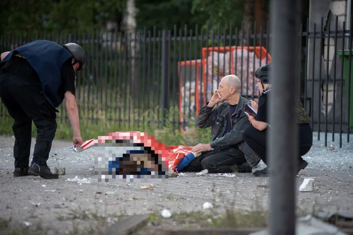 Tatăl și-a ținut copilul de mână ore în șir