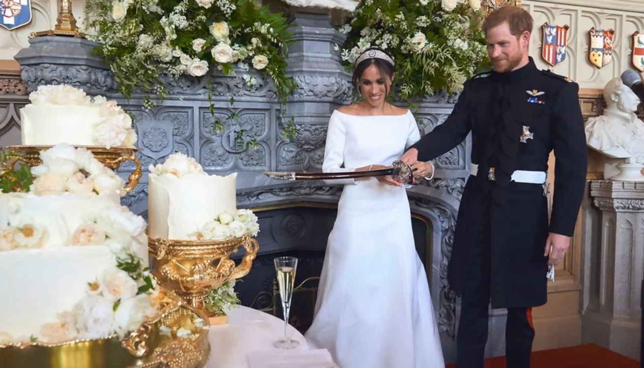 Prințul Harry și Meghan Markle, surprinși în timp ce taie tortul de nuntă FOTO Twitter