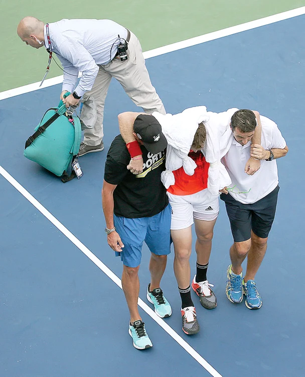 Jack Sock a părăsit terenul ajutat de oamenii de ordine 