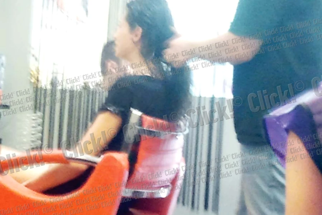 Nicoleta a ieşit zâmbind  din salon, semn că a fost  mulţumită de servicii (FOTOGRAFII: MIHAI IONESCU)