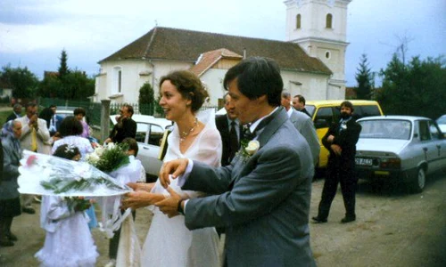Valerie și Dacian Cioloş s au căsătorit în anul 2000 în comuna natală a premierului jpeg