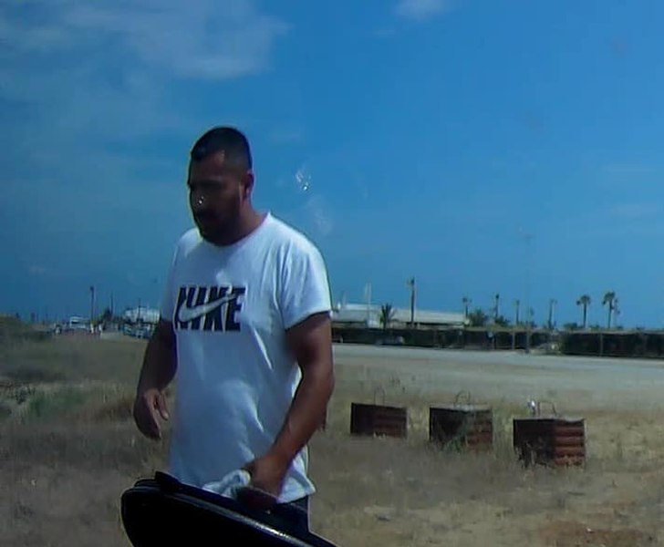 Hoț filmat în timp ce sparge mașina unui românce aflate în concediu în Grecia. „Am reușit să identificam fața unuia” 