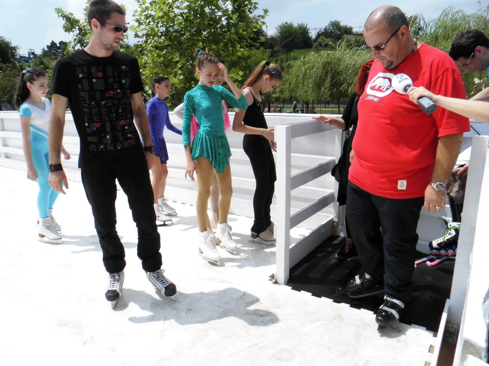 Primarul sectorului 4, Cristian Popescu Piedone, a testat şi el patinoarul sintetic din parc
