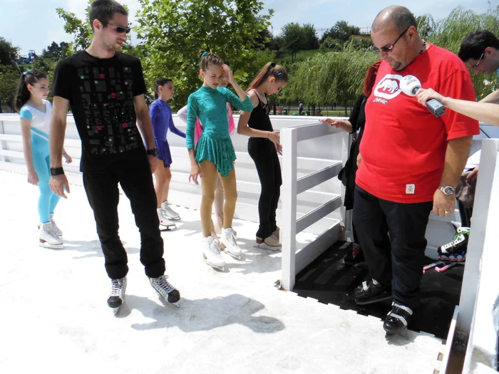 Primarul sectorului 4, Cristian Popescu Piedone, a testat şi el patinoarul sintetic din parc