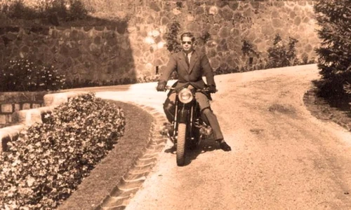 Expoziţie în onoarea Regelui Mihai la Castelul Peleş jpeg