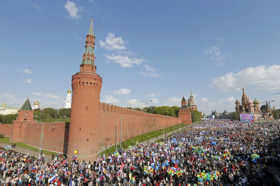 Circa 100.000 de oameni au sărbătorit Ziua Muncii în Piaţa Roşie din Moscova. (Foto: Reuters)