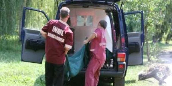 Trupul victimei a fost dus la IML foto arhivă