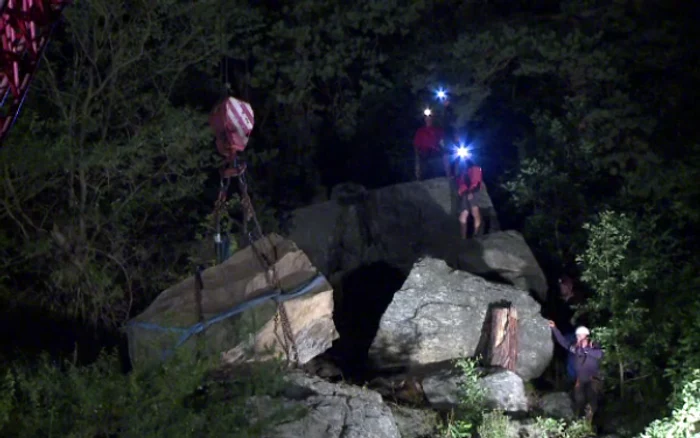 
    Două stânci de 8 și 12 tone s-au desprins din munte după o furtună  