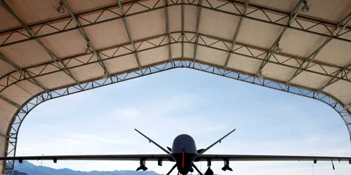 O aeronava MQ-9 Reaper pilotată de la distanţă e parcată într-un hangar la baza forţelor aeriene Creech în Indian Springs Nevada FOTO Guliver/Getty Images