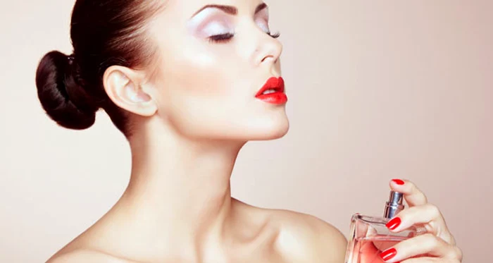 Parfumul este nelipsit din produsele de îngrijire ale unei femei, însă puține știu pe ce părți ale corpului să-l foloseascăFoto: beautystat.com