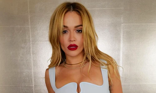 Rita Ora, incendiară pe plajă jpg