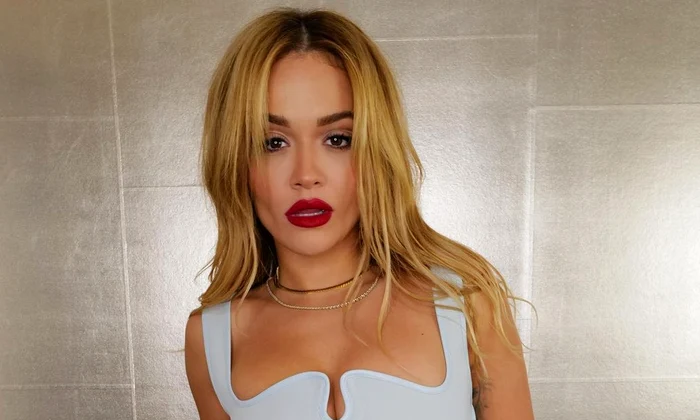 Rita Ora, incendiară pe plajă jpg