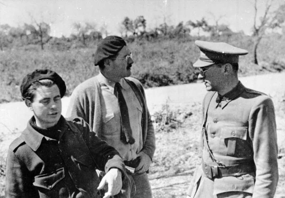 Bundesarchiv Bild 183 84600 0001 Ivens und Hemingway bei Ludwig Renn Chef der XI  Internationalen Brigaden jpg jpeg