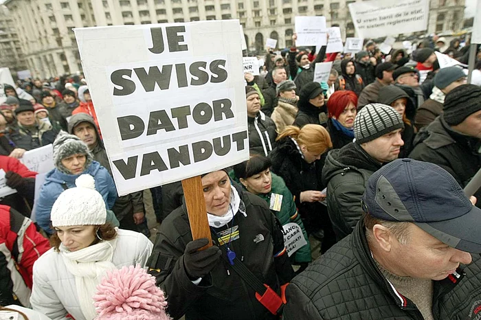 Protestatarii au venit pregătiţi cu pancarte sugestive