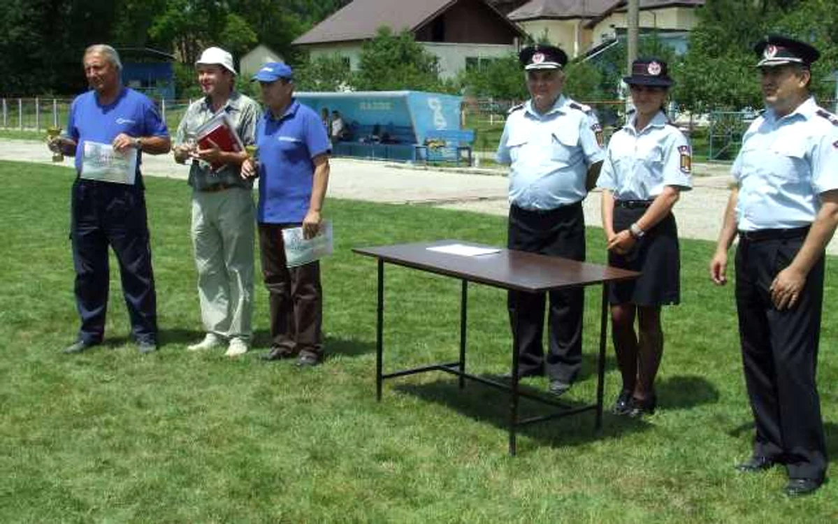 Pompierii vâlceni de la serviciile private şi cele voluntare s-au luat la întrecere
