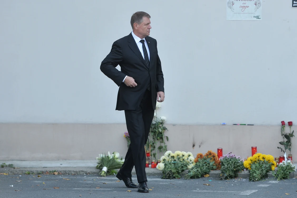 
    Klaus Iohannis a mers, miercuri dimineaţă, la clubul Colectiv, unde a aprins o lumânare în memoria victimelor tragediei din 30 octombriefoto: Mediafax  