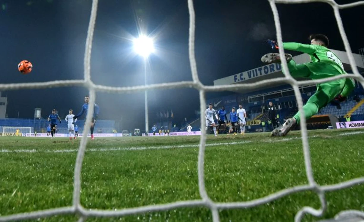 
    Gazonul de pe stadionul din Ovidiu a fost verde ca varaFOTO: Sportpictures.eu  