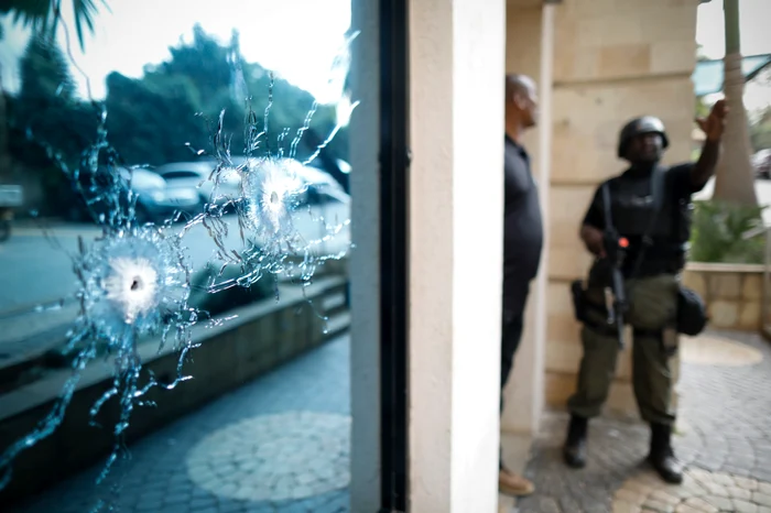 Gloanţele teroriştilor au făcut ravagii în hotelul DusitD2