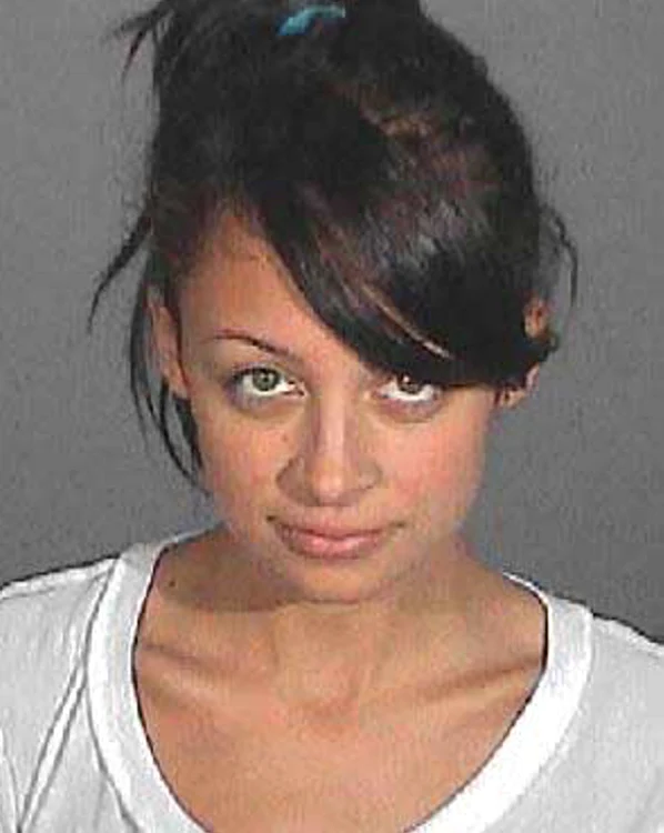 Nicole Richie nu a fost nici ea o divă prea cuminte. A consumat droguri şi a fost arestată în 2006.