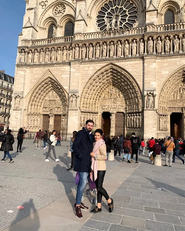 Olguț Berbec și soțul ei s-au fotografiat în fața catedralei Notre-Dame înainte de izbucnirea incendiului
