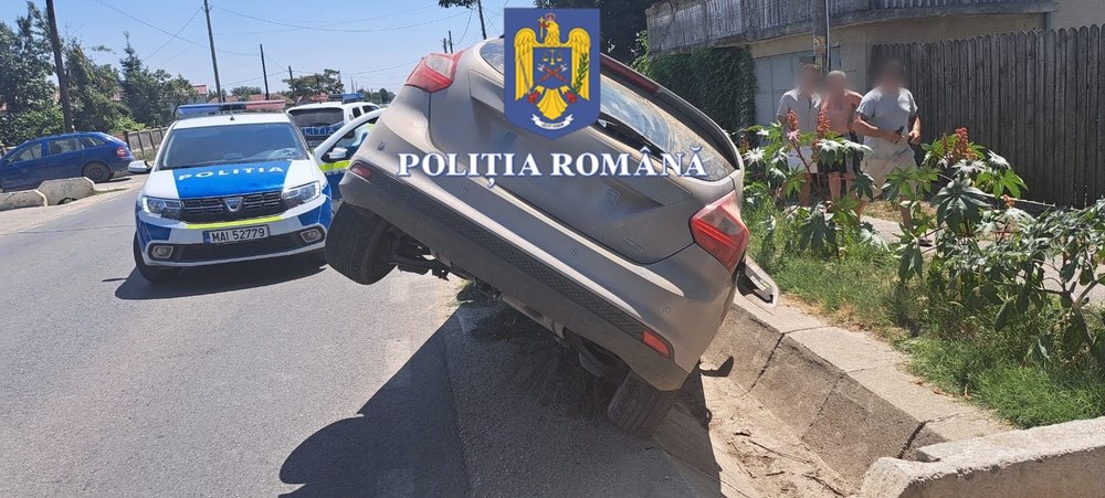 Beat și fără permis, un șofer din Olt a încercat să scape de polițiști. Cursa s-a încheiat într-un cap de pod