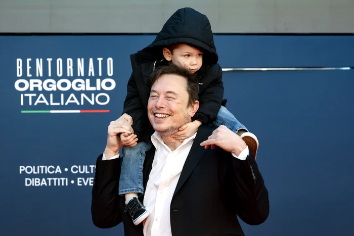 Elon Musk, cu unul dintre copiii săi FOTO: Profimedia
