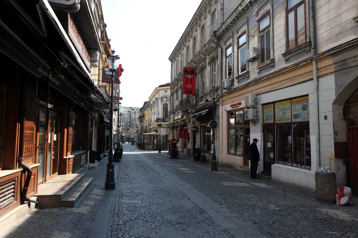 Un bărbat a fost prins de poliție după ce a tras de șase ori cu pistolul spre o terasă.