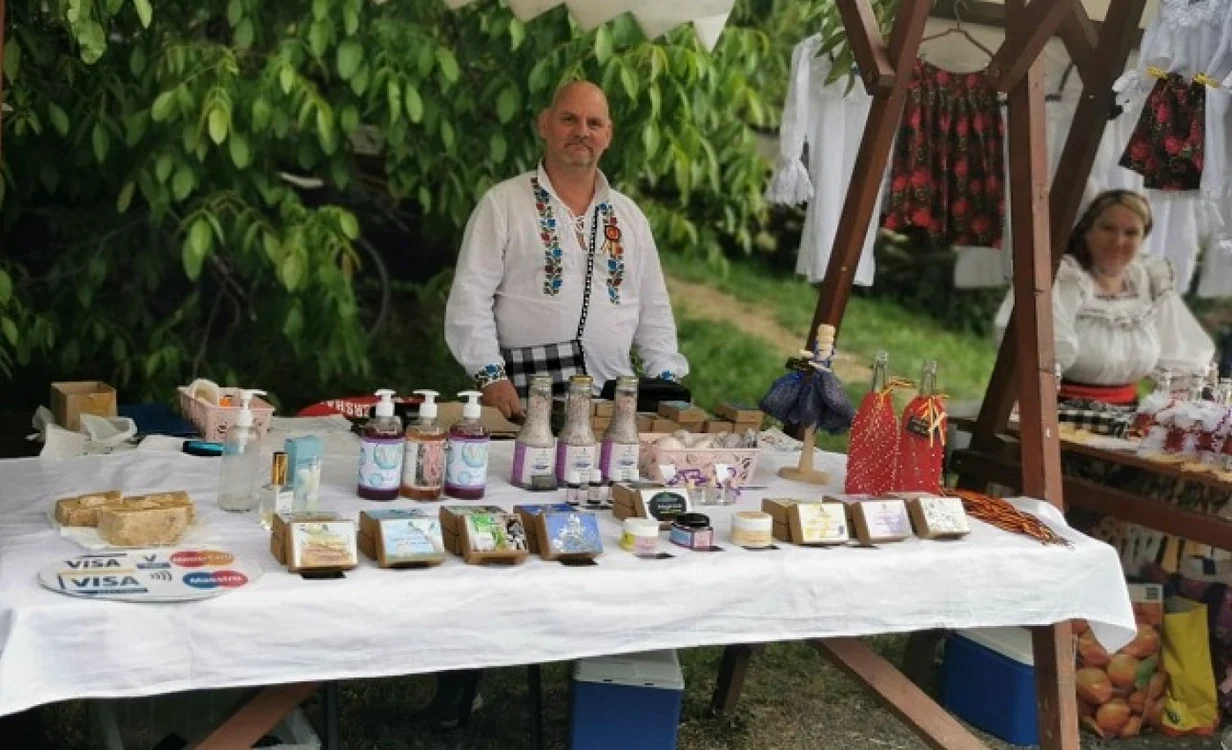 Ovidiu Bandrea produce săpunuri naturale   Foto: Angela Sabău