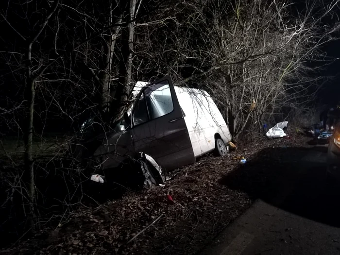 
    Un microbuz a intrat în copacii de pe marginea drumului în Neamţ  