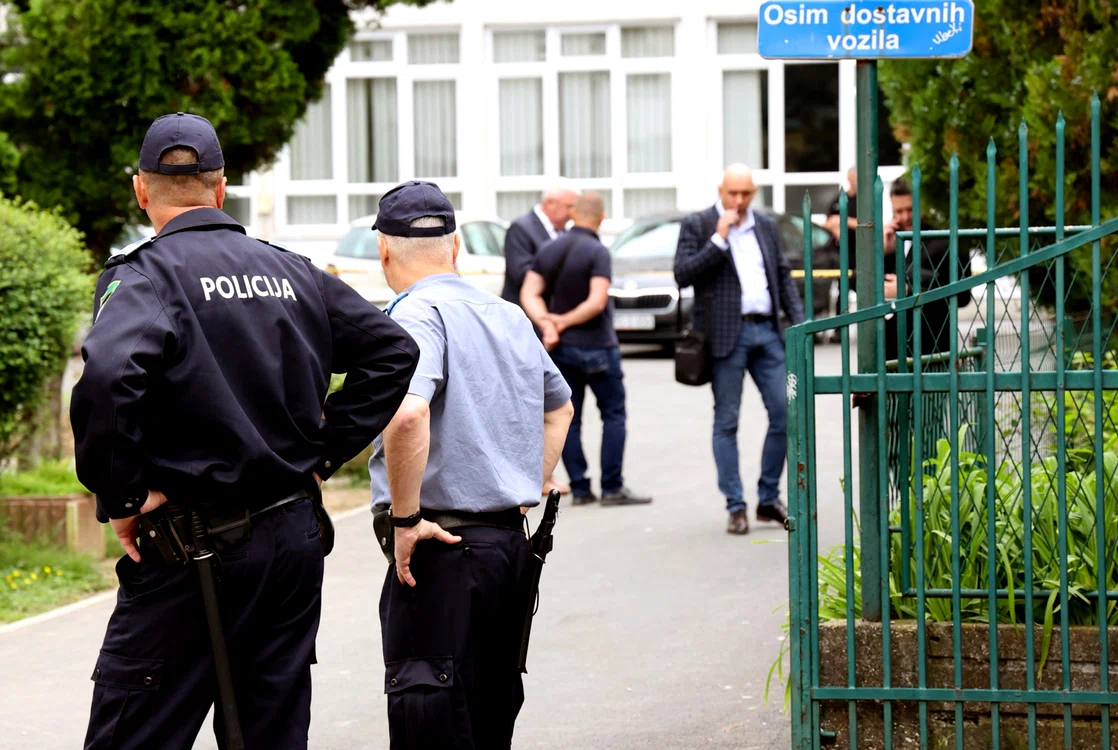 Poliția bosniacă, la școala din Lukavac unde a avut loc atacul armat Foto AFP