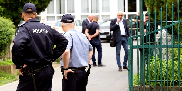 politia bosniaca securizeaza zona dupa atacul armat de la scoala din Lukavac Foto AFP jpg