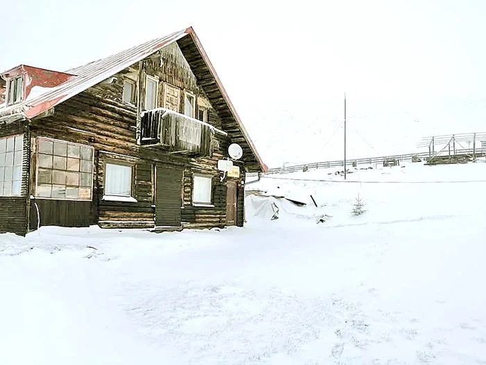 Ieri a nins ca-n povești la  munte. Așa arăta Cabana  Giumalău din Vatra Dornei
