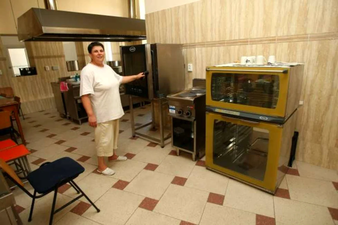 Tanti Costina găteşte, face curăţenie şi îi serveşte pe cei mici