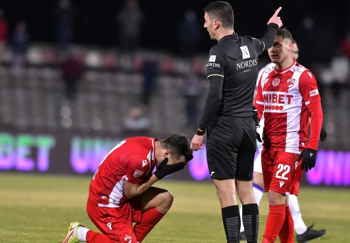 Dinamovistul Matei strigându-și disperarea în fața arbitrului Marcel Bîrsan (FOTO: Sportpictures)