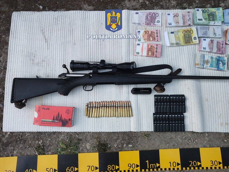 Percheziții în casa unei femei care ar fi furat un portofel pierdut. Ce au găsit polițiștii