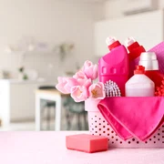 Coș cu produse de curățenie FOTO Shutterstock 