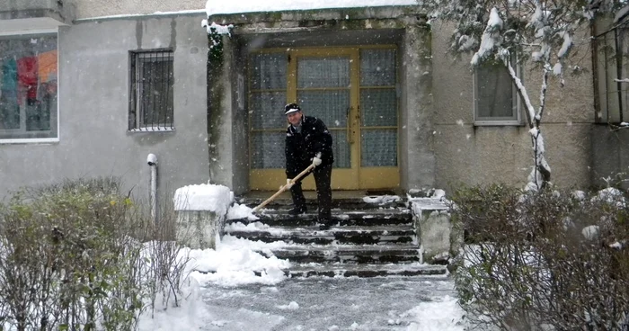 Locatarii de la bloc vor fi ajutaţi cu material antiderapant. FOTO arhivă Adevărul Ploieşti