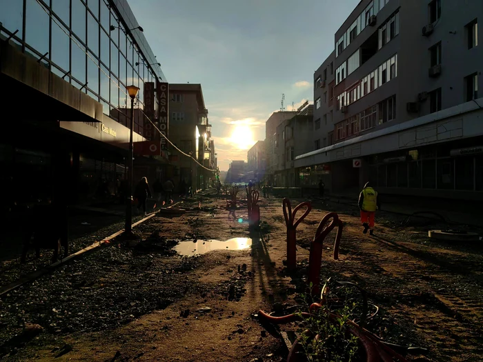 Apus de soare pe str. Ștefan cel Mare FOTO: Sorin Belu