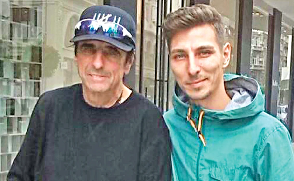 
    Pe stradă, Alice Cooper nu  sare cu nimic în evidenţă.  Modest, a stat la poze cu fanii  