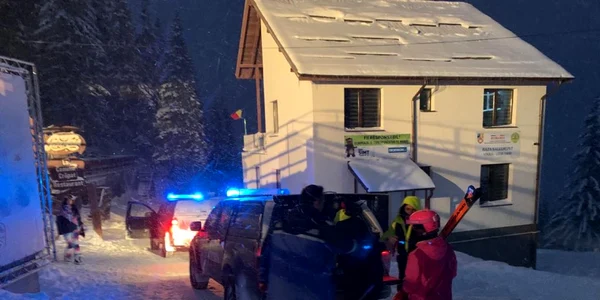 Turiştii rămaşi pe munte coborâţi de jandarmi 